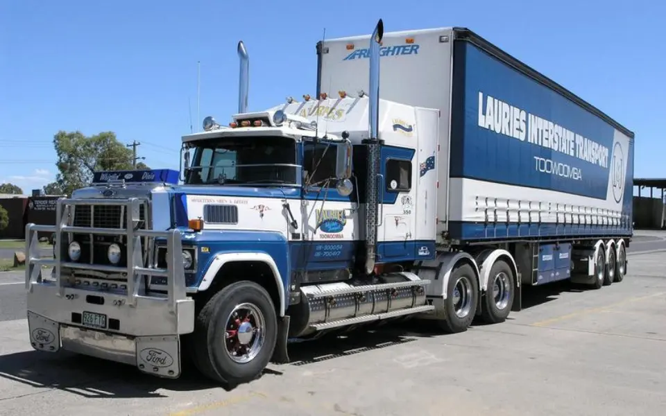 ਘਰੇਲੂ ਟਰੱਕ ਆਪਣੇ ਐਗਜ਼ੌਸਟ ਪਾਈਪਾਂ ਨੂੰ ਉੱਪਰ ਵੱਲ ਕਿਉਂ ਨਹੀਂ ਇਸ਼ਾਰਾ ਕਰਦੇ ਹਨ?